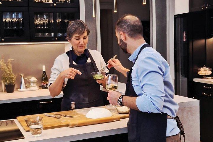 パルマ市内中心部でワインとパルメザンチーズを使ったパスタ作り