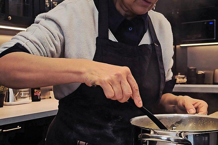 パルマ市内中心部でワインとパルメザンチーズを使ったパスタ作り