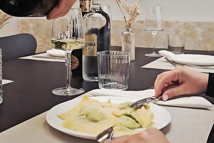 パルマ市内中心部でワインとパルメザンチーズを使ったパスタ作り