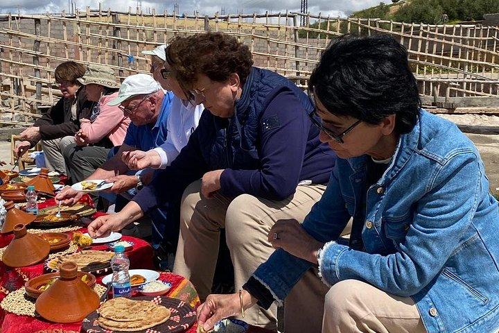 山々を眺めながらの文化散策ツアー伝統的なランチ