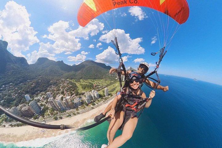 Parapente flight in the most beautiful view of Rio de Janeiro.