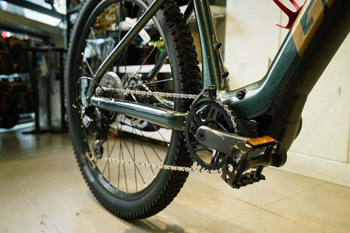 シェムリアップのプレミアムレンタルEバイク：E-MTBジャイアント