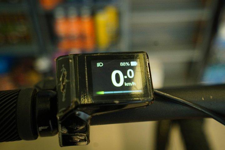 シェムリアップのプレミアムレンタルEバイク：E-MTBジャイアント