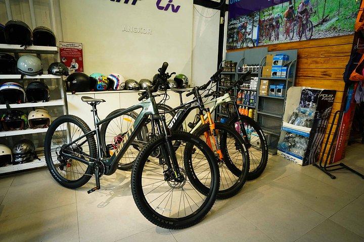 シェムリアップのプレミアムレンタルEバイク：E-MTBジャイアント