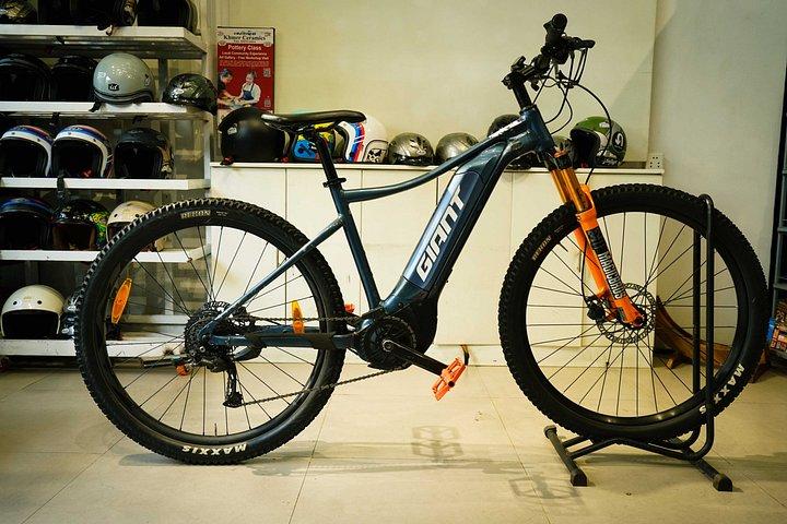 シェムリアップのプレミアムレンタルEバイク：E-MTBジャイアント