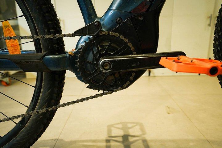 シェムリアップのプレミアムレンタルEバイク：E-MTBジャイアント