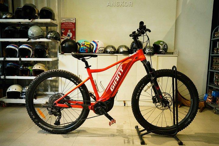 シェムリアップのプレミアムレンタルEバイク：E-MTBジャイアント