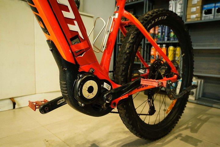 シェムリアップのプレミアムレンタルEバイク：E-MTBジャイアント