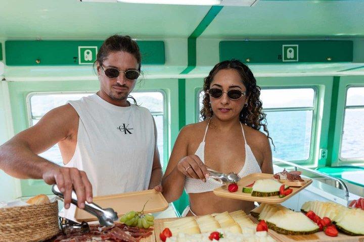 イビサ島発フォルメンテーラ終日ボートツアー(食事とドリンク付き)