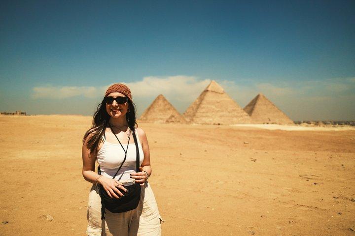 Privater Tag von Sharm nach Kairo mit dem Flugzeug, alle Eintrittsgelder, Kamel, Mittagessen, Guide