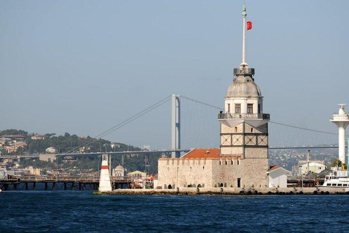 イスタンブール・ボスポラスと金角湾クルーズ（ライブガイド付き）
