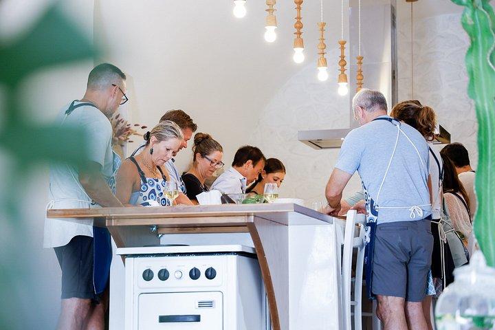 ペトラ・コウジナによる洞窟住居での本格的な料理体験