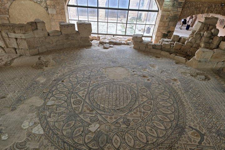 Tour privato di 2 notti: Madaba, Monte Nebo, Dana Biosphere, Petra, Wadi Rum e Mar Morto