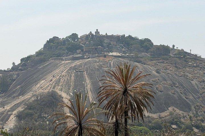 バンガロール日帰り旅行：石の巨人＆ユネスコのホイサラ寺院