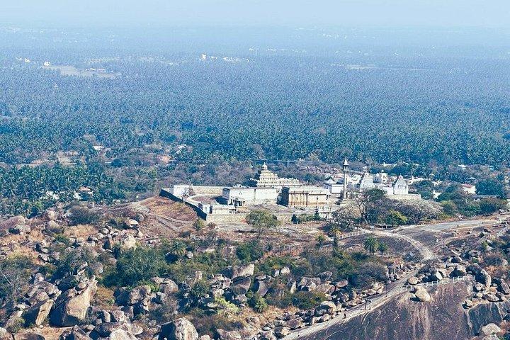 バンガロール日帰り旅行：石の巨人＆ユネスコのホイサラ寺院