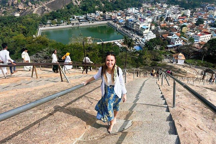 バンガロール日帰り旅行：石の巨人＆ユネスコのホイサラ寺院