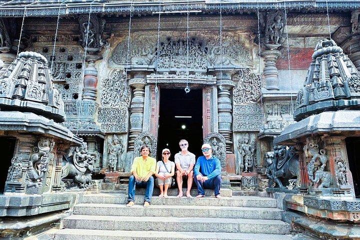 バンガロール日帰り旅行：石の巨人＆ユネスコのホイサラ寺院