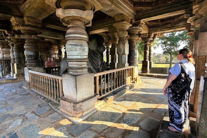 バンガロール日帰り旅行：石の巨人＆ユネスコのホイサラ寺院