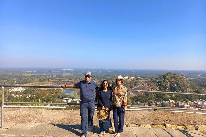 バンガロール日帰り旅行：石の巨人＆ユネスコのホイサラ寺院