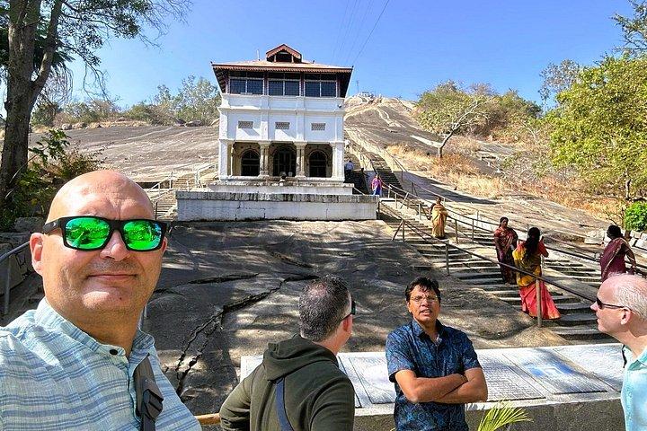 バンガロール日帰り旅行：石の巨人＆ユネスコのホイサラ寺院