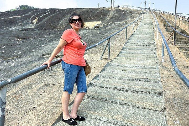 バンガロール日帰り旅行：石の巨人＆ユネスコのホイサラ寺院