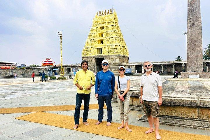 バンガロール日帰り旅行：石の巨人＆ユネスコのホイサラ寺院
