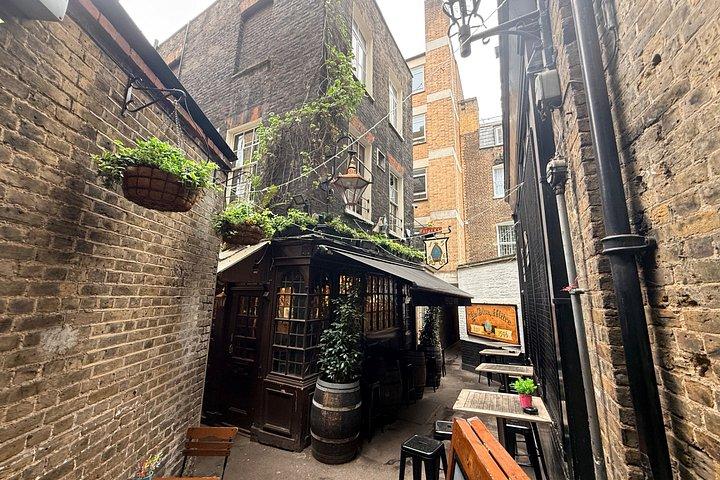 歴史あるロンドンのパブ。各バーでのビールと軽食付き