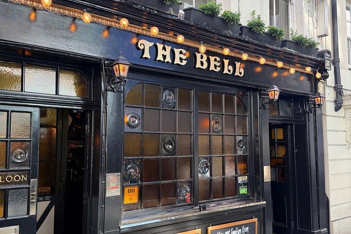 シティ・オブ・ロンドンの歴史あるパブ（各バーにビールあり）