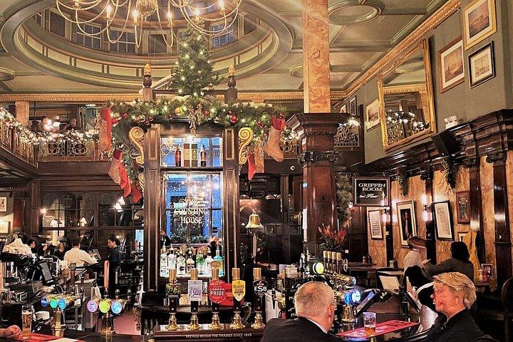 シティ・オブ・ロンドンの歴史あるパブ（各バーにビールあり）
