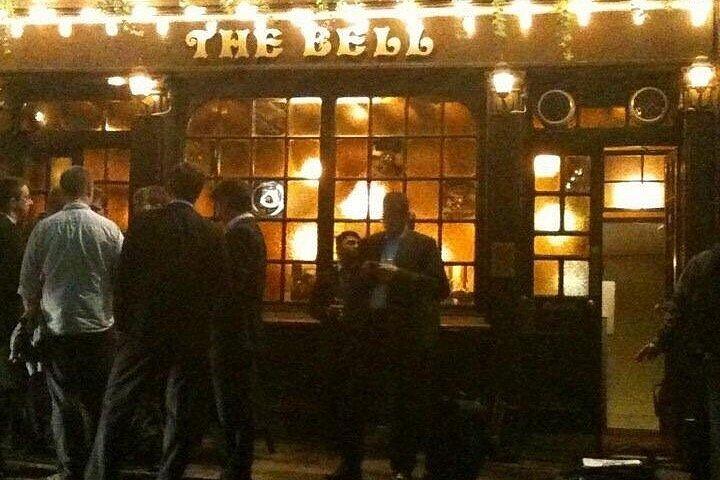 シティ・オブ・ロンドンの歴史あるパブ（各バーにビールあり）