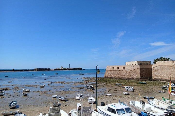 カディス観光：歴史的画像を通して過去へ旅する