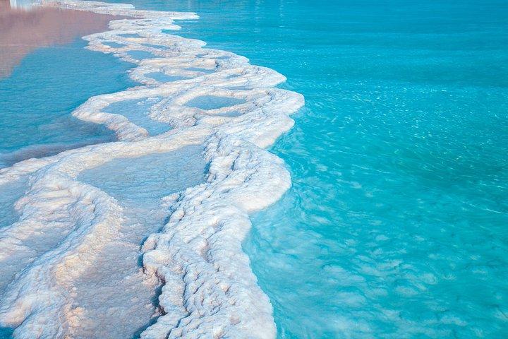 アンマンからの月のワディラム渓谷と死海へのプライベート全日旅行