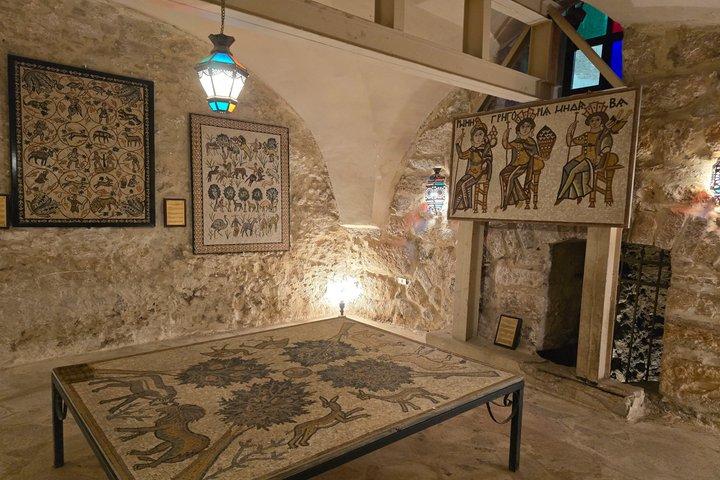 Tour privato di 2 notti: Madaba, Monte Nebo, Dana Biosphere, Petra, Wadi Rum e Mar Morto