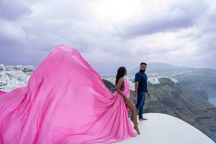 サントリーニ島でのロマンチックなカップル飛行ドレス撮影