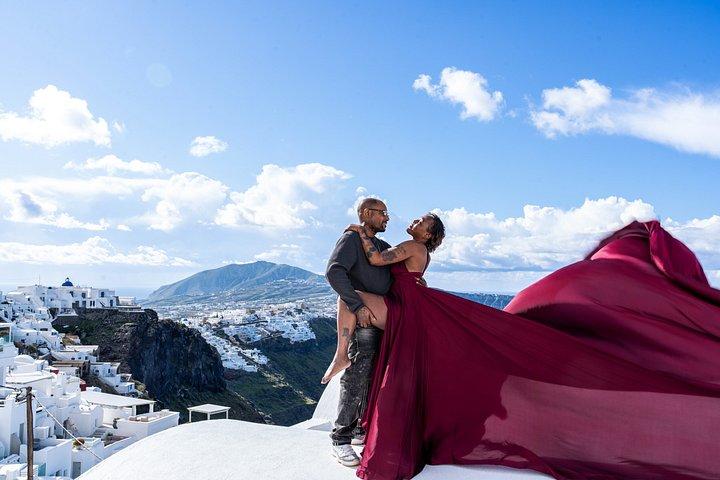 サントリーニ島でのロマンチックなカップル飛行ドレス撮影