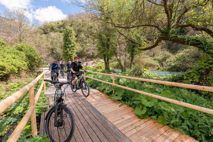 Tour in E-Bike Blue Eye con Guida Locale (Kayak e Escursioni opzionali)