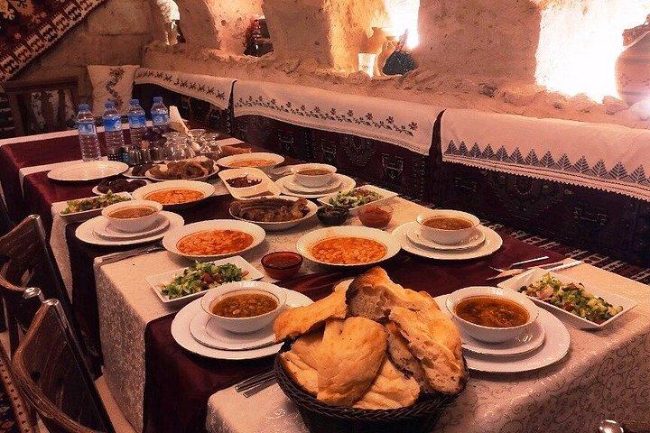 カッパドキアレッドツアーゼルヴェ妖精の煙突ランチ（ホテル送迎付き）