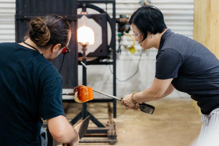Glasblåsarupplevelse i Maui Skapa din egen glaskonst