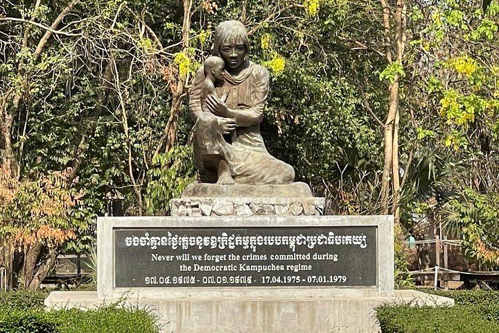 プノンペン ツアー、王宮、虐殺博物館、キリング フィールド