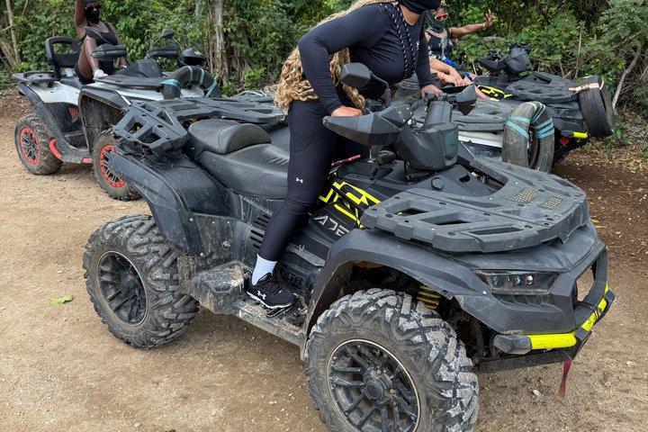 モンテゴベイジャマイカのバンブーラフティングとATV