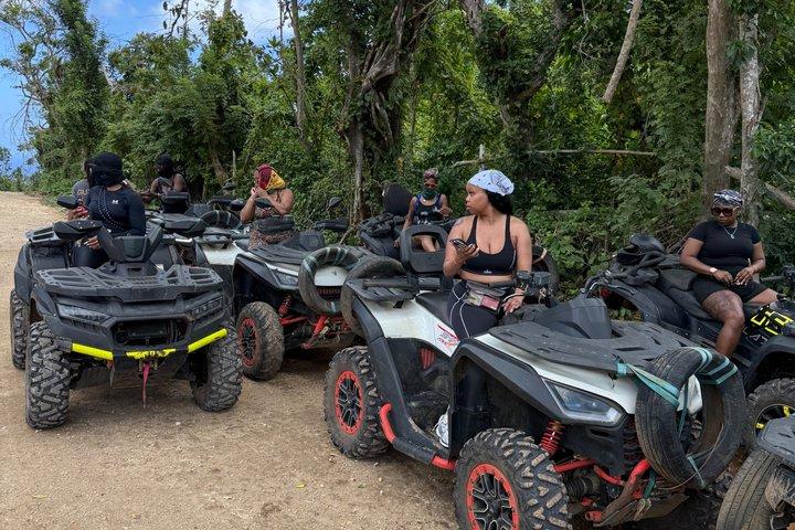 モンテゴベイジャマイカのバンブーラフティングとATV