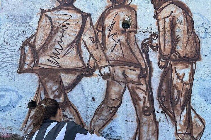 Cours de graffiti sur une plage de Rio de Janeiro.
