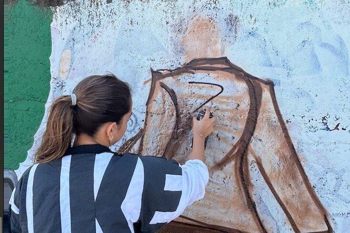 Cours de graffiti sur une plage de Rio de Janeiro.