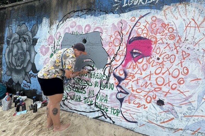 Cours de graffiti sur une plage de Rio de Janeiro.