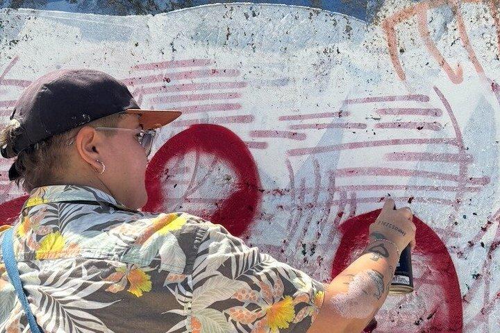 Cours de graffiti sur une plage de Rio de Janeiro.