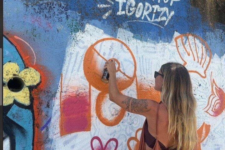 Cours de graffiti sur une plage de Rio de Janeiro.