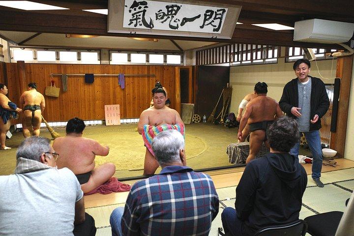 座席、写真、音声ガイドで本格東京相撲稽古