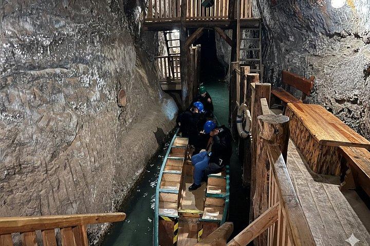 クラクフ：地下列車とボートで行くボホニア塩鉱山ツアー