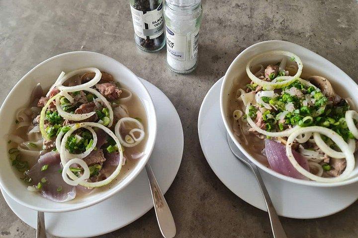 地元のシェフと一緒に伝統料理を調理