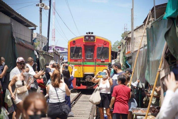 Bangkok Premium Maeklong und Floating Market Tour 9 Personen